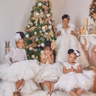 Daily Style Inspiration (@fashionjunkie9ja) • Instagram photos and videos Christmas Photo Shoot Family, White Christmas Photo Shoot, Black Teen Outfits, Photography Studio Decor, Christmas Photo Shoot, Never Getting Married, Family Picture Poses, Surprises For Her, Teen Outfits