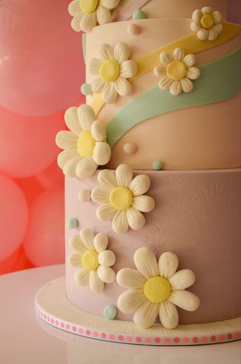 Daisy Boho Cake, Daisy Rainbow Cake, Groovy Baby Shower Cake, Groovy One First Birthday Decor, Groovy One First Birthday Cake, Two Groovy Birthday Cake, Groovy Cake Ideas, Groovy Birthday Cake, Flower Power Cake