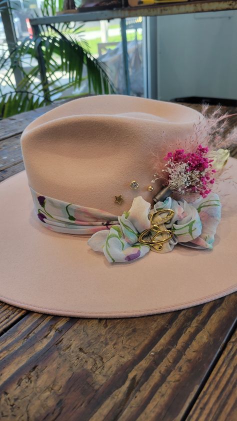 Felts Hats, Custom Hats For Women, Cowboy Hat Crafts, Womens Western Hats, Cowboy Hat Design, Hat Bar, Felt Hats, Felt Cowboy Hats, Painted Hats