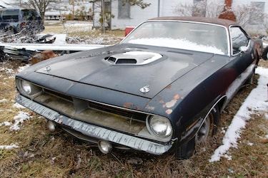 Junkyard Cars, Barn Find Cars, Plymouth Hemi Cuda, Hemi Cuda, Car Barn, Cool Old Cars, Plymouth Cuda, Rusty Cars, Mopar Cars