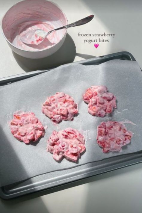 Strawberry Yogurt Bites, Healthy Yogurt Breakfast, Food Calories List, Frozen Yogurt Bites, Yogurt Bites, Yogurt Breakfast, Snack Bites, Healthy Food Dishes, Strawberry Yogurt