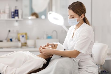 Free photo cosmetology doctor and patien | Free Photo #Freepik #freephoto #skin-doctor #aesthetic-medicine #skin-clinic #beauty-clinic Medical Spa Marketing, Medical Aesthetician, Advanced Skin Care, Cosmetic Dermatology, Facial Aesthetics, Aesthetic Clinic, Skin Specialist, Skin Care Clinic, Beauty Clinic