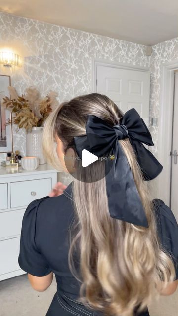 How To Wear A Bow In Hair, Curly Hair With Bow Hairstyles, Hairstyle With Bow Clip, Hair Styles With Bow, Hairstyles With A Bow, Hairbow Hairstyles, Hairstyles With Bows, Natalie Cole, Hairstyle Idea