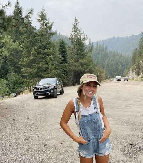 Mountain Outfit Inspo Summer, Casual Beach Aesthetic, Outfits For The Mountains Summer, Cute Mountain Outfits Summer, Humid Day Outfit Summer, Granola Girl Shorts Outfit, Pnw Aesthetic Outfits Summer, Outdoor Vacation Outfits, Coastal Granola Aesthetic Outfits