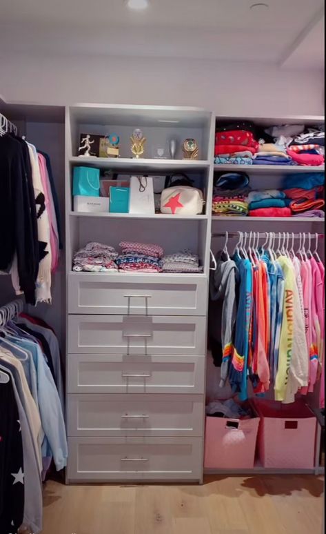 Cute Closets Ideas, Walk In Closet Ideas Preppy, Big Aesthetic Closet, Walk In Closet Preppy, Preppy Walk In Closet, Full Closet Aesthetic, Teen Girl Closet, Girl Closet Ideas, Cute Closets