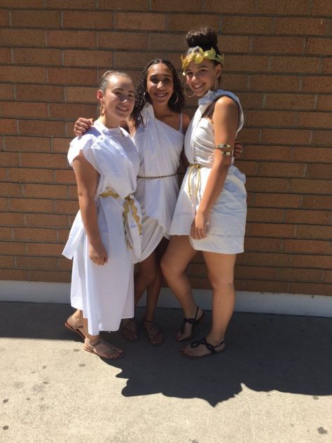 Toga day / Greek day spirit week ! Spirit day ideas for high school Greek Spirit Day, Toga Dress Up Day School, Toga Outfit Spirit Week, Toga Outfit, Spirit Day Ideas, Hoco 2022, Rio Linda, Pep Club, Toga Dress