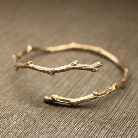 DIY Gold Twig Bangles:      What you'll need:   - Some twigs (Fresh is best as they are more bendy than if they have dried out)  - Gold Meta... Twig Bracelet, Gold Twigs, Gold Branches, Twig Ring, Branch Ring, Gold Diy, Open Bangle, Pretty Jewellery, Cute Jewelry