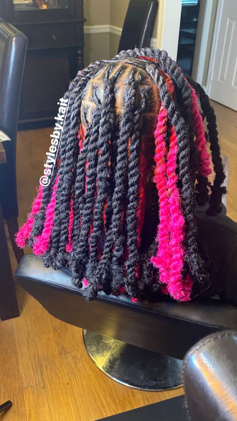 Pink And Black Invisible Locs, Invisible Locks With Color, Invisible Locs Pink, Long Invisible Locs With Color, Pink Invisible Locs, Peekaboo Invisible Locs, Invisible Locs With Color, Knotless Braids Bob, Red Weave Hairstyles