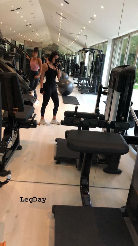 Kim Kardashian Home Gym, Kardashian Gym Room, Kim Kardashian Gym, Kardashian Gym, Kelly Aesthetic, Kardashian Aesthetic, Kardashian Workout, Kim Kardashian Home, Stationery Design Inspiration