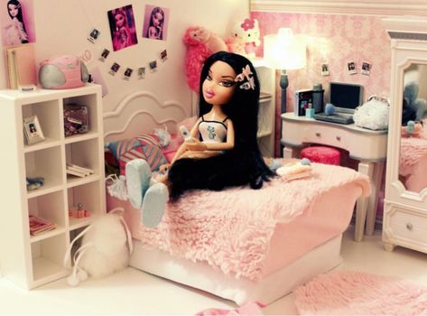 Shared by Erna. Find images and videos about bratz, dollhouse and jade bratz on We Heart It - the app to get lost in what you love. Jade Bratz, Cute Couple Text Messages, Bratz Doll Outfits, Brat Doll, Cute Couples Texts, Broken Doll, Bratz Girls, Antique Dollhouse, Bratz Inspired Outfits