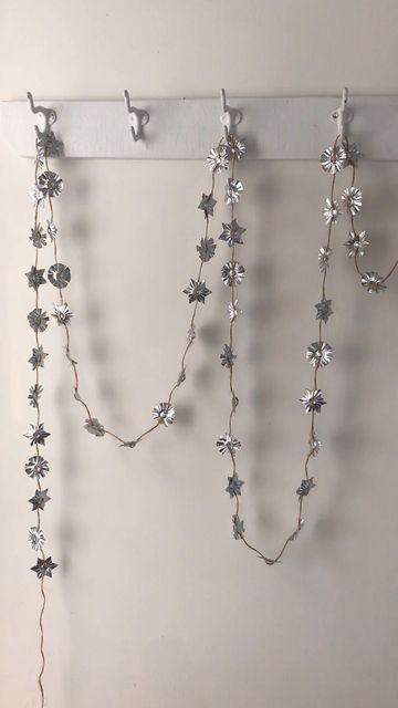 Tin Ornaments Diy, Diy Xmas Garland, Homemade Christmas Garland, Oxford Christmas, Diy Star Garland, Tin Decorations, Homemade Garland, Tree Garland Ideas, Aluminum Foil Crafts