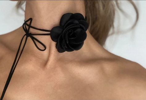 Rose Rose Choker Outfit, Eurotrip Outfits, Choker Outfit, Rose Choker, Macrame Necklace, Rope Necklace, Aesthetic Images, Jewelry Inspo, Flower Fashion