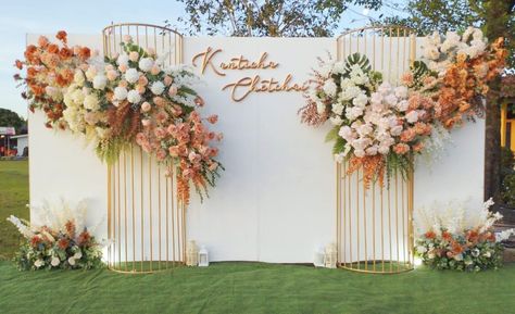 Wedding Reception Ideas Indoor Simple, Wedding Photobooth Ideas Backdrops, Ceremony Backdrop Outdoor, Engagement Stage Decoration, Reception Stage Decor, Wedding Stage Backdrop, Wedding Stage Decor, Wedding Background Decoration, Diy Wedding Backdrop