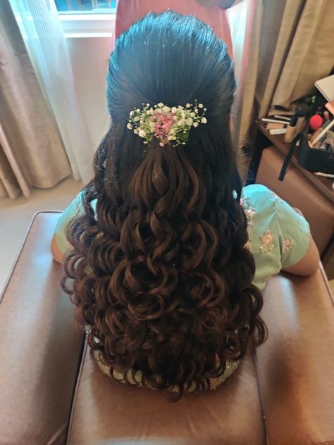 Middle Partition Hairstyle Indian, Middle Partition Hairstyle, Partition Hairstyle, Hairstyle Indian, Bridesmaid Hairstyle, Hairstyle Bridal, Hair Styels, Hairstyle Wedding, Indian Wedding Hairstyles