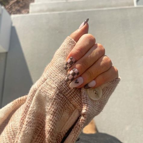 Simple Nail Ideas Fall, Fall Nails Checkered Design, Chequered Nails, Casual Fall Nails, Aesthetic Autumn Nails, Tan Checkered Nails, Fall Boho Nails, Fall Nail Designs Checkered, Fall Nails Checkered