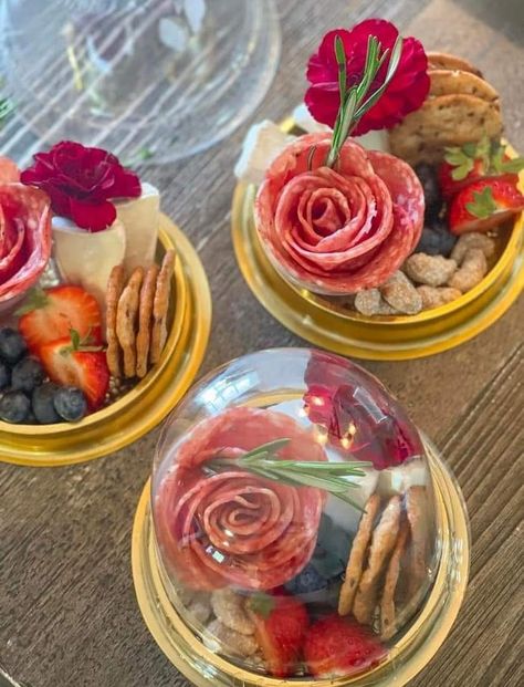 Personal Charcuterie Cup Ideas, Personal Charcuterie Cups, Charcuterie Dome Cups, Chacuretie Cups, Snacks For Meetings, Charcuterie Domes, Individual Chacutery Cups, Charcuterie Cups With Lid, Charcuterie Dome