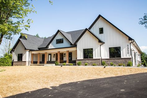 Modern Farmhouse Ranch Exterior, Ranch Farmhouse Exterior, Country Farmhouse Exterior, Modern Ranch Style Homes, White Farmhouse Exterior, Modern Farmhouse Ranch, Exterior Finishes, Farmhouse Exterior Design, Trim Colors