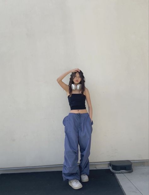 H&m Parachute Pants, Denim Parachute Pants Outfit, Light Blue Parachute Pants Outfit, Parasut Pants Outfit, Blue Parachute Pants Outfit, Outfit With Tube Top, Parashoot Pants Outfit, Blue Parachute Pants, Parachute Pants Outfit