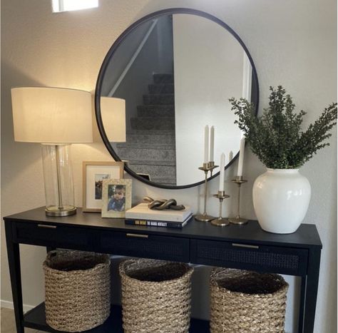 Stor Hall Inspiration, Entrance Console Table Decor, Black Entryway Table, Entrance Table Decor, Entrance Console Table, Console Table Decor, Entrance Console, Black Living Room Decor, Console Table Styling