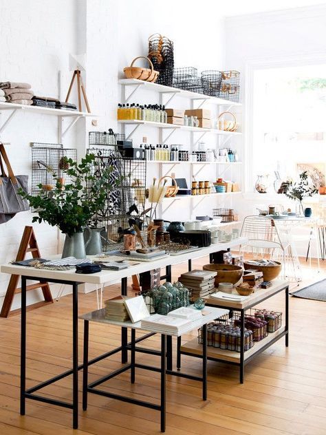 The lofty interior of Showroom, a retail concept store located in Brisbane. Photo – Mindi Cooke for The Design Files. متحف فني, Display Visual Merchandising, Retail Inspiration, Retail Concepts, Interior Vintage, Store Layout, Store Interiors, Design Salon, Design Apartment