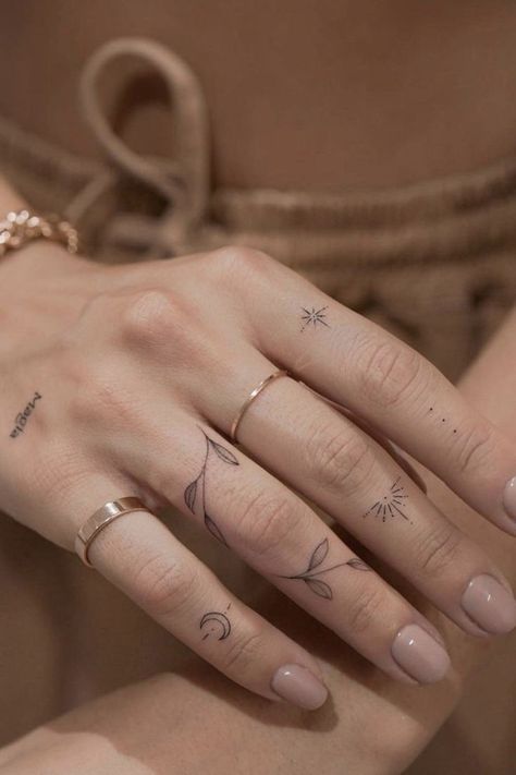 Classy Tattoo, Poker Tattoo, Finger Tattoo For Women, Finger Tats, Hand And Finger Tattoos, Finger Jewelry, Petite Tattoos, Hand Poked Tattoo, Hand Tattoos For Women