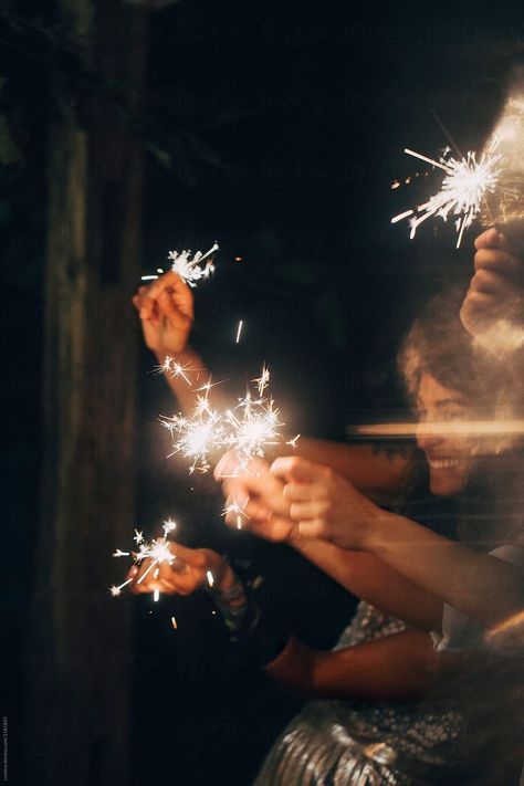 New Year Eve Picture Ideas, New Years Photography, New Years Eve Pictures, Sparkler Photography, Sparkling Candle, New Year Diy, New Year Pictures, Christmas Photoshoot, New Year’s Eve