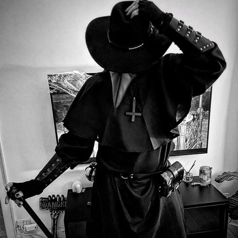 Plague Doctor Mask Aesthetic, Plague Doctor Aesthetic Dark, Plague Aesthetic Dark, Aesthetic Plague Doctor, Plauge Doctor Outfits, Victorian Doctor Aesthetic, Modern Plague Doctor, Pleg Doctor, Plague Doctor Pfp