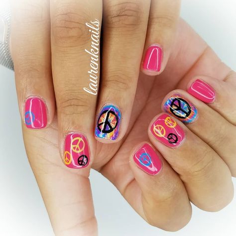 Peace Nails Designs, Peace And Love Nails, Peace Sign Nail Art, Hippy Nail Designs, Peace Sign Nails, Tye Dye Nails, Peace Nails, Pretty Fingers, Hippie Nails