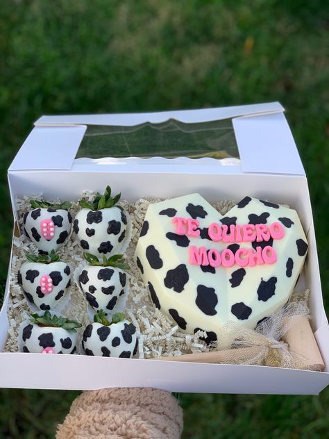 Cow Print Breakable Chocolate Heart, Cow Breakable Heart, Cow Theme Strawberries, Cow Print Chocolate Covered Strawberries, Cow Chocolate Covered Strawberries, Cow Print Strawberries, Edible Arrangements Diy, Wine Gift Box Ideas, Strawberries Ideas