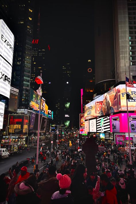 Nyc Astethic Night, Nyc Streets At Night, Nyc At Night, Night Time Nyc Aesthetic, New York City Buildings At Night, New York City Times Square Night, City Lights At Night, Nyc Street, City Vibe