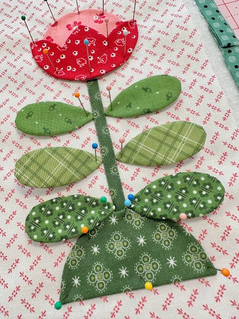 Bee In My Bonnet: Calico Garden Sew Along - Week Seventeen!! Applique Flowers Patterns, Quilt Hacks, Flower Applique Patterns, Missouri Star Quilt Company Tutorials, Quilted Placemat Patterns, Christmas Quilt Blocks, Vintage Quilts Patterns, Quilt Borders, Farmhouse Quilts