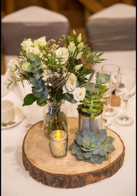 Wooden Round Wedding Centerpieces, Photo Centre Piece Ideas, Wood Round Centrepiece, Rustic Centre Pieces, Barn Wedding Table Setting Round, Log Table Centre Pieces, Stencil Patterns Templates, Baby Birthday Decorations, Table Centers