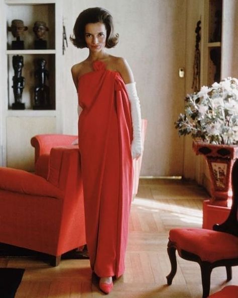 Lee Radziwill Style, Black Supermodels, New York Socialites, Lee Radziwill, Jeanne Lanvin, Opera Gloves, Leather Sofas, Elsa Peretti, The Apartment