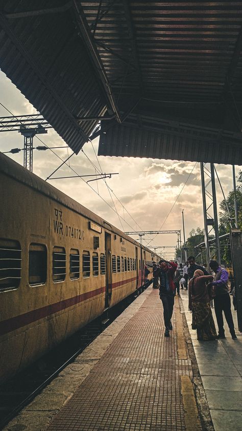 Railway Station Aesthetic, Travel Aesthetic Instagram Story, Railway Aesthetic, Train Snap, Insta Fake Story, Bakgerand Photo, Railway Photography, Train Aesthetic, City Life Photography