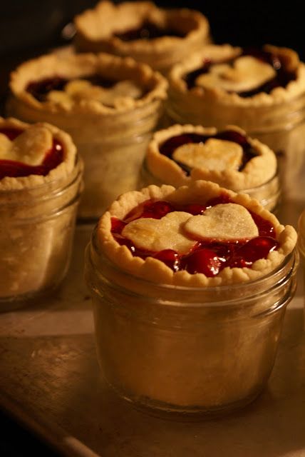 Mason Jar Desserts Make Ahead, Pie Jars, Jar Pies, Mason Jar Pies, Small Pies, Pie In A Jar, Mini Cherry Pies, Jar Desserts, Focaccia Dolce