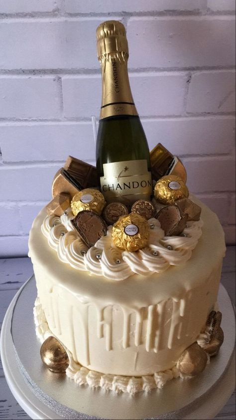 Idea For Birthday Cake, Wine Theme Cakes, 21st Birthday Cake For Guys, Prosecco Cake, Alcohol Birthday Cake, Birthday Cake For Men, Big Birthday Cake, Cake For Men, Delish Cakes