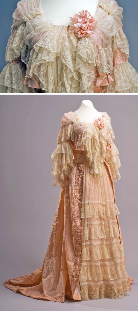 Dress (tea gown?), late 19th century. Silk satin and mixed lace. Museum of Mexican History Edwardian Tea Gown Pattern, Dress 1900, Victorian Dresses, 1890s Fashion, Tea Gown, Historic Clothing, Edwardian Dress, 19th Century Fashion, History Fashion