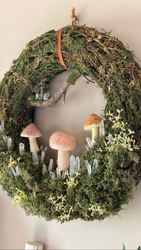 Fake Mushroom Terrarium, Woodsy Crafts Ideas, Spring Mushroom Wreath, Wall Niche Christmas Decor, Mushroomcore Room, Fairycore Decor Diy, Crafts With Moss, Mushroom Wreath Diy, Whimsical Diy Decor