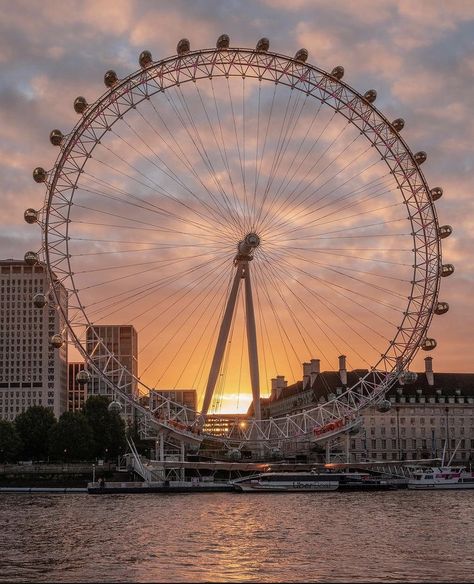 Ferris Wheel Sunset, Circle Art Projects, Ferris Wheel Aesthetic, Blurry Lights, Color Dream, Amazing Video, Aesthetic Desktop Wallpaper, Circle Art, London Eye