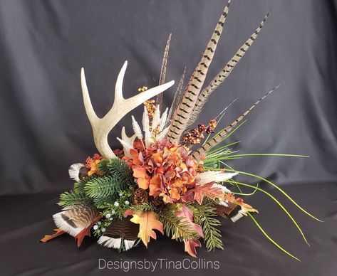 Flower Arrangements For Table Rustic, Deer Antler Centerpieces Rustic, Deer Antler Floral Arrangement, Antler Table Centerpiece, Antler Flower Arrangement, Antler Decor Diy Projects, Floral Arrangements With Feathers, Deer Antler Flower Arrangements, Antler Centerpiece Dining Table