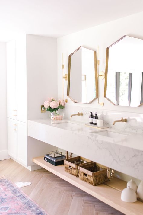 Double Vanity Ideas, Floating Marble Vanity, Bathroom With Marble, Modern Coastal Bathroom, Bathroom Double Sink, Glamorous Bathroom, Floating Sink, Sink Decor, Double Sinks