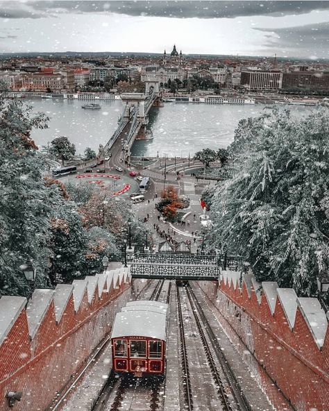 ᴡᴏʀʟᴅ's ʙᴇsᴛ ᴅᴇsᴛɪɴᴀᴛɪᴏɴs on Instagram: “📍Location: #budapest #hungary  Follow: 👉  @discover_europe_ Follow: 👌  @discover_europe_ DM for a feature!  Featured…” Budapest Winter, Budapest Thermal Baths, Budapest Christmas, Budapest City, Visit Budapest, Hungary Travel, Budapest Travel, Christmas In Europe, Budapest Hotel