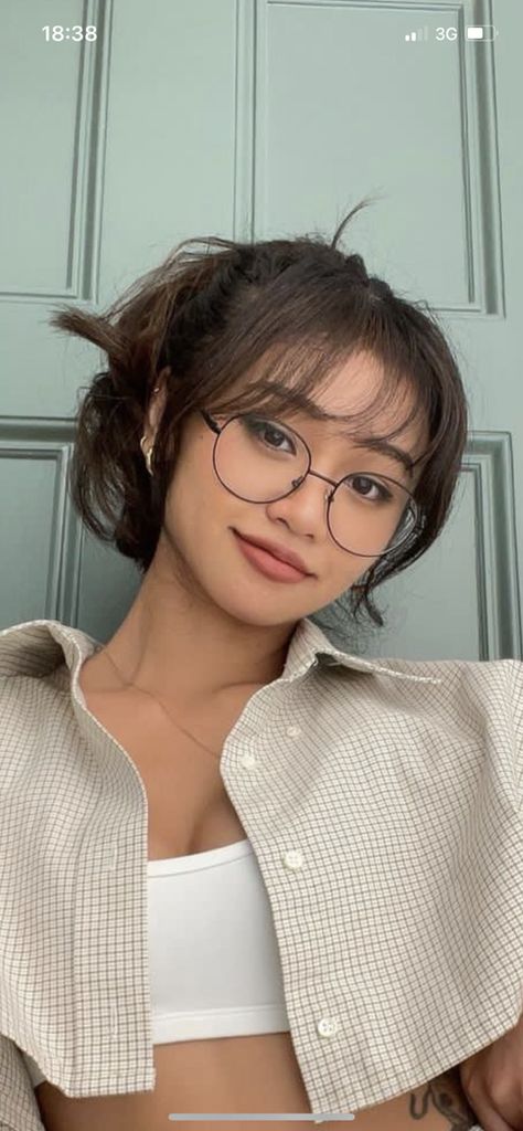 Wispy Bangs Round Face, Wispy Fringe Bangs, Round Face Hairstyles Long, Bangs And Glasses, Light Bangs, Bangs Wavy Hair, Short Haircuts With Bangs, Bangs For Round Face, Hairstyles With Glasses