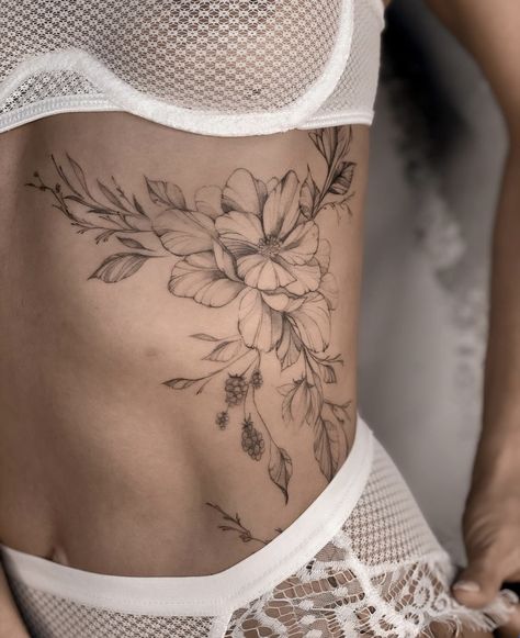 Lower Side Tattoos Women, Feminine Ribcage Tattoo, Ribs Floral Tattoo, Ribs Flower Tattoo, Floral Tattoo Design Back, Floral Tattoo Design Ribcage, Symmetric Rib Tattoo, Flowers On Ribcage Tattoo, Floral Tattoo Side Ribs