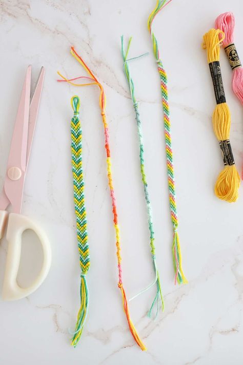 How to Make Friendship Bracelets - A Beautiful Mess Thermal Stitch, Shoulder Shawl, Chevron Friendship Bracelet, Crochet Mini Bag, Making Friendship Bracelets, Friendship Bracelets Easy, Make Friendship Bracelets, Diy Tutu, Summer Camp Crafts