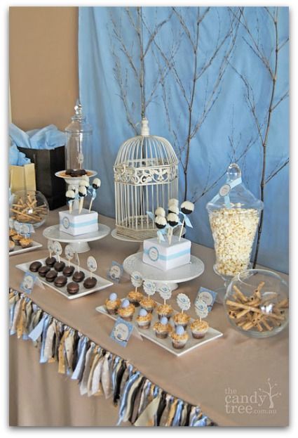 Adorable Bird Baby Shower Theme Ideas! Easy DIY cloth table garland, yummy desserts and cute decorating ideas! #birdbabyshower Bird Baby Shower Theme, Bird Baby Shower, Baby Shower Vintage, Shower Desserts, Baby Shower Table, Shower Bebe, Bird Theme, Shower Centerpieces