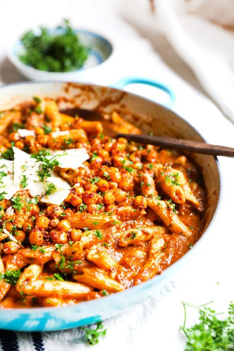 Tomato And Basil Pasta, Chickpea Tomato, Spicy Chickpeas, Monday Dinner, Basil Pasta Sauce, Delicious Pasta Recipes, Easy Dinner Recipes Healthy, Speed Up Your Metabolism, Desserts For Parties