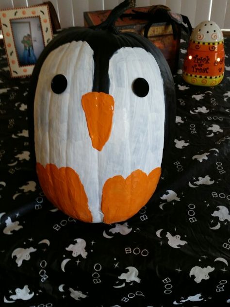 Penguin pumpkin I did the paint was still a bit wet but it turned out cute... Penguin Pumpkin Carving, Penguin Pumpkin, Pumpkin Painting Party, Pumpkin Carving Tools, Creative Pumpkin Decorating, Character Pumpkins, No Carve Pumpkin Decorating, Pumpkin Decorating Contest, Creative Pumpkin Carving