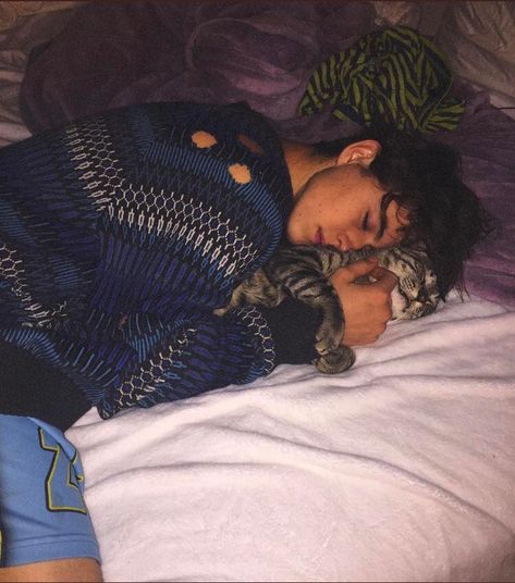 Sleeping Guys, Sleeping Pose, Sleeping Boy, Dont Break My Heart, Skater Boys, Hayes Grier, Photographie Portrait Inspiration, Magcon Boys, Wild Hair