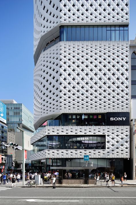 Over 5,000 aluminium panels create the perforated facade of this building by Klein Dytham Architecture, which overlooks Tokyo's most iconic intersection Mall Facade, Facade Pattern, Commercial And Office Architecture, Facade Architecture Design, Landmark Buildings, Skyscraper Architecture, Living Modern, Architecture Magazines, Commercial Architecture